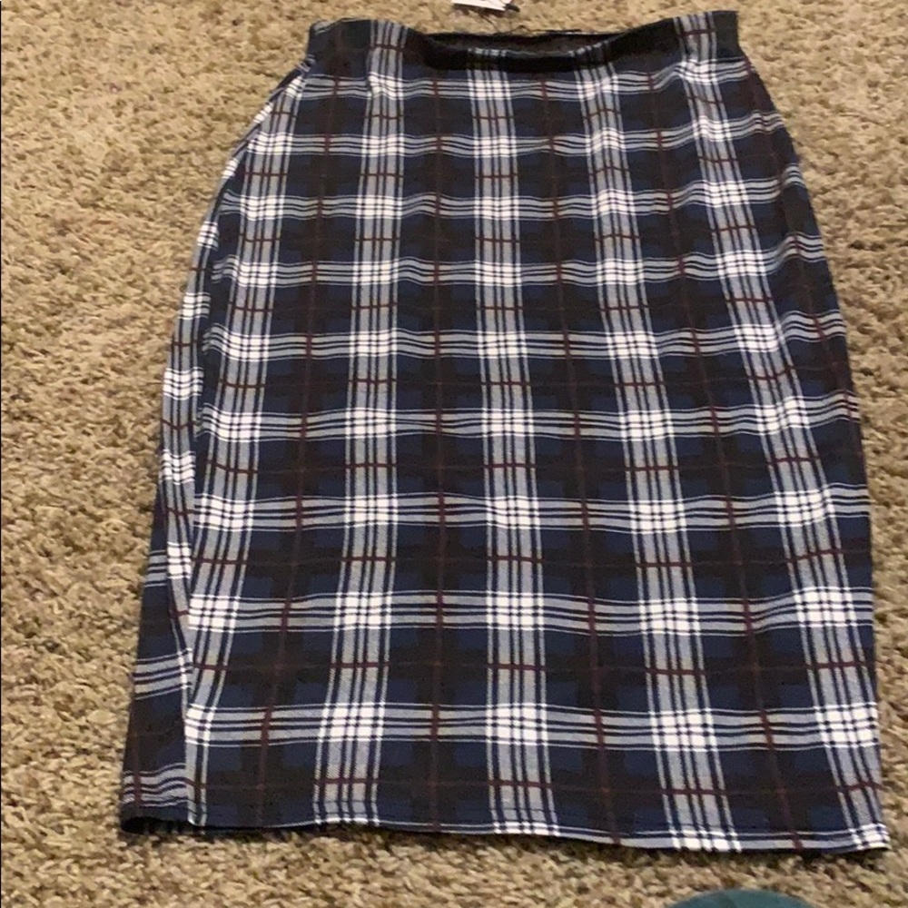 Body fitting plaid skirt